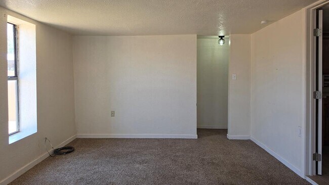 Building Photo - 617 Drury Ln