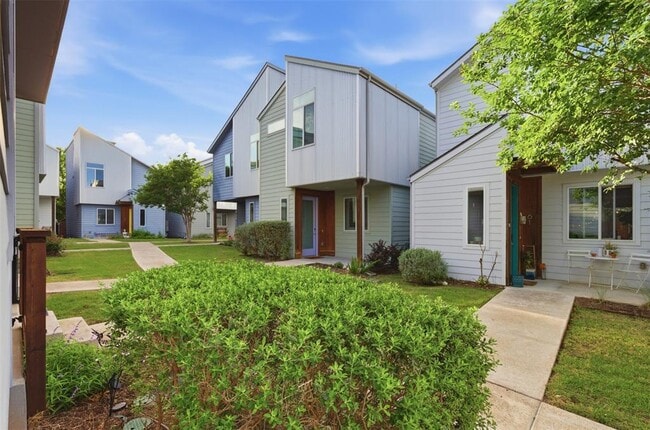 Building Photo - 801 N Bluff Dr