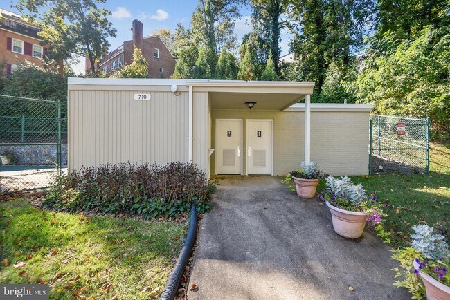 Building Photo - 702 S Arlington Mill Dr