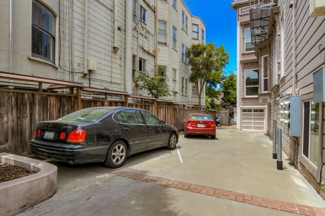 Building Photo - Completely Renovated Top Floor Unit in Victorian + Laundry in unit+ Contact for showing schedule!