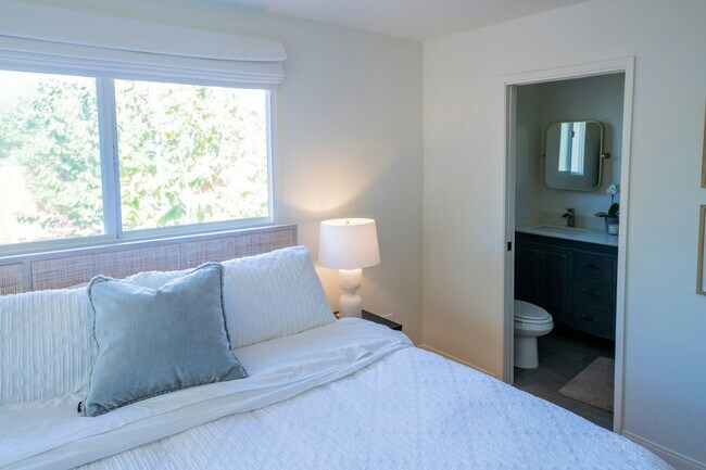 Building Photo - 2628 Hacienda Way