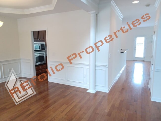 Building Photo - Lovely 5 Bedroom 4 Bathroom Single Family ...