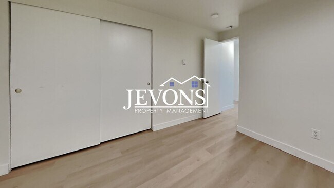 Building Photo - 2076 E 56th St