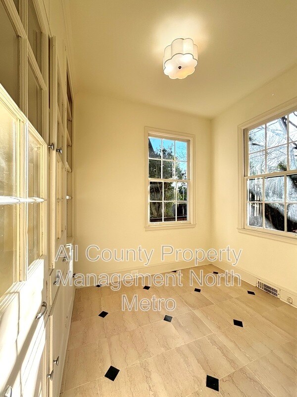 Building Photo - 2416 Dellwood Dr NW