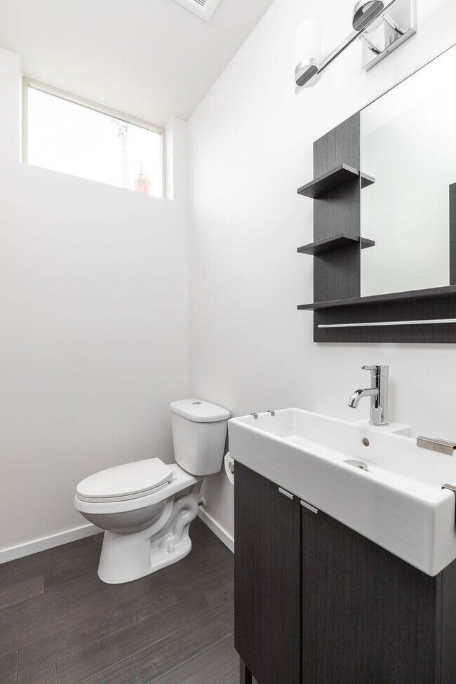 Building Photo - Bright 3 BR 2.5 BA Ballard Townhome