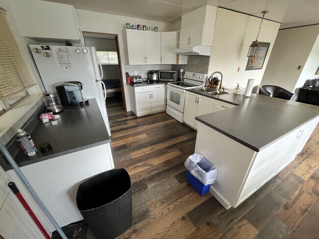 Building Photo - 31 SW Lake Roesiger Rd