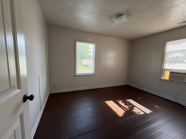 Building Photo - 4 bedroom house