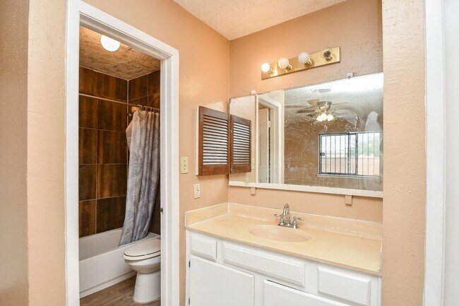 Building Photo - Nice duplex is back on the market