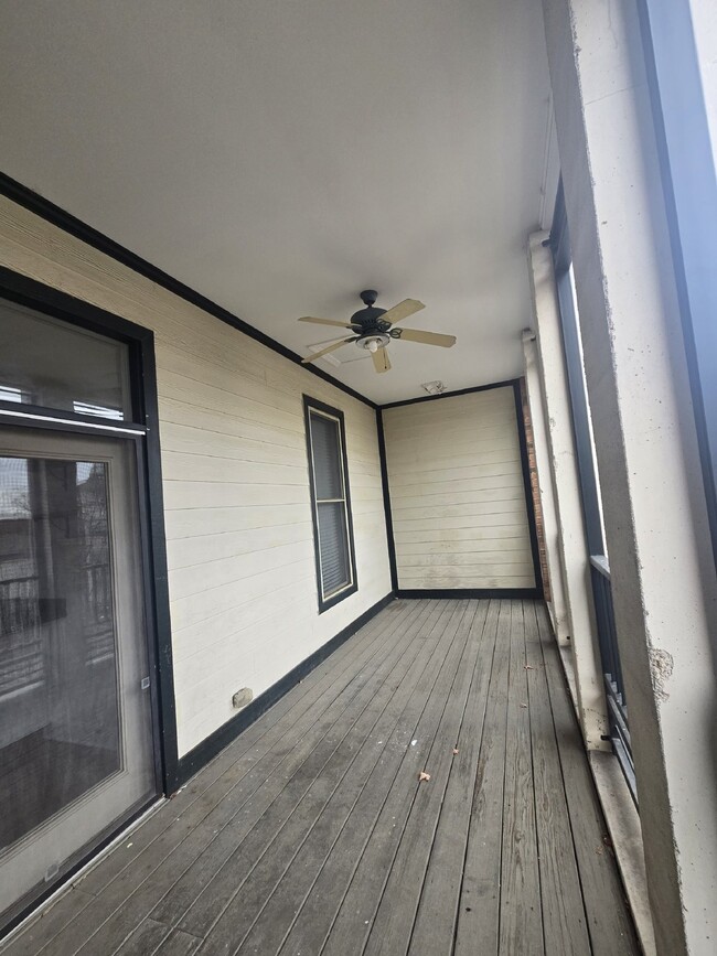 Building Photo - " Reduced! Chic 2-Bed, 2-Bath Condo with G...