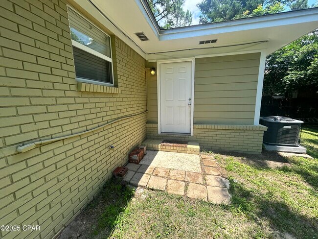Building Photo - 16238 E Lullwater Dr