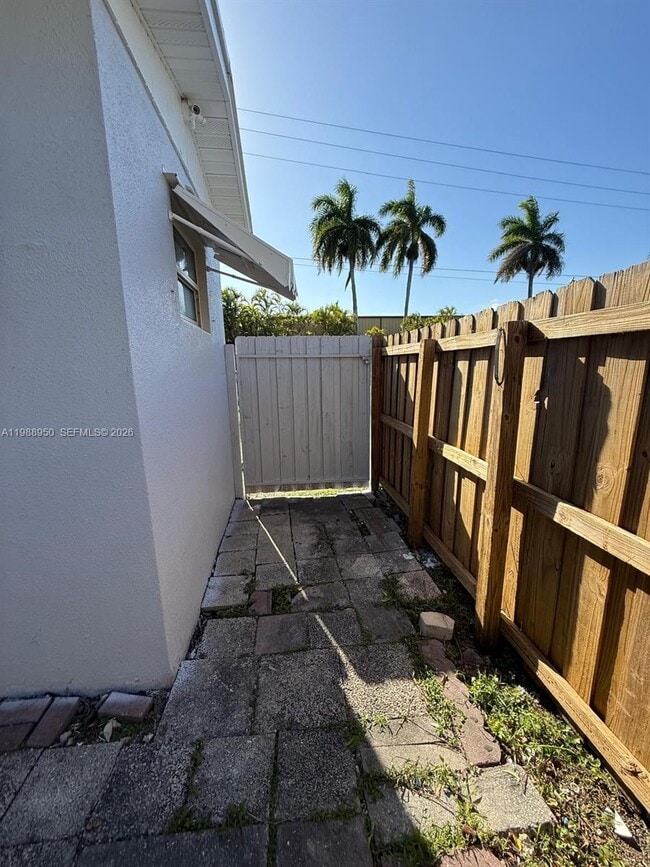 Building Photo - 625 NW 9th Ave