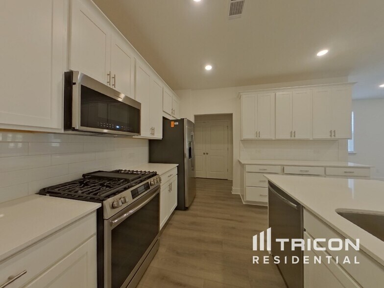 Building Photo - 77 Mayhaw Pt