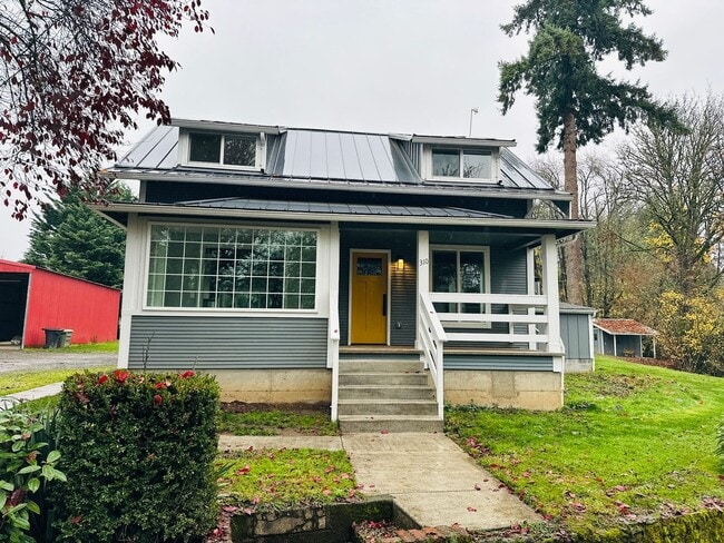 Building Photo - Charming Vintage Farm House