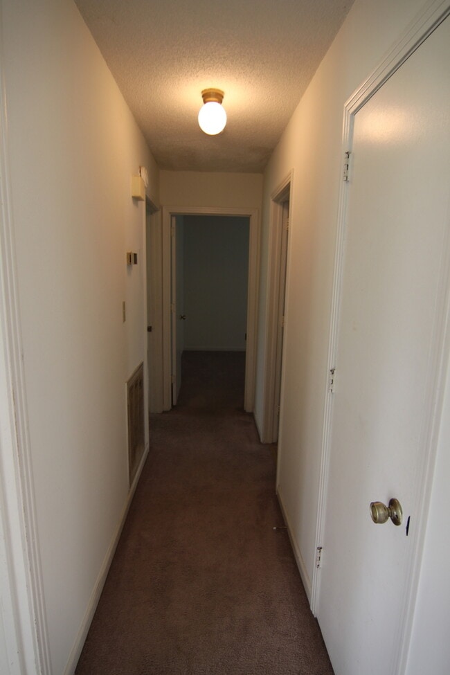 Building Photo - 4 Bedroom Pet Friendly Home For Rent Near Post!