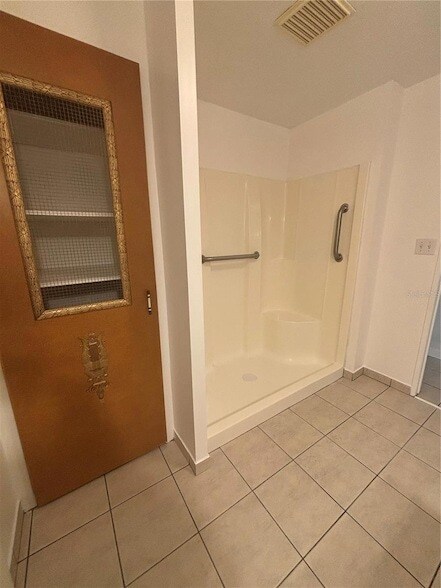 Building Photo - 5236 Kenwood Ave