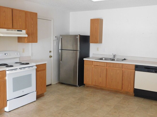 Building Photo - Beautifully maintained 3-bedroom, 2-bath home