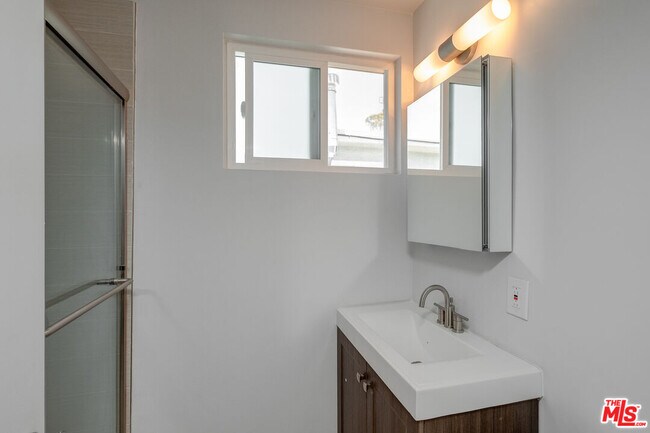 Building Photo - 4136 Grand View Blvd