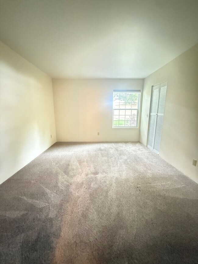 Building Photo - 2BR/2BA | Newly Renovated Condo| Nice views of grassy area | Community Pool!