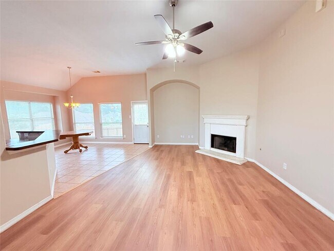 Building Photo - 2212 Highland Crossing Dr
