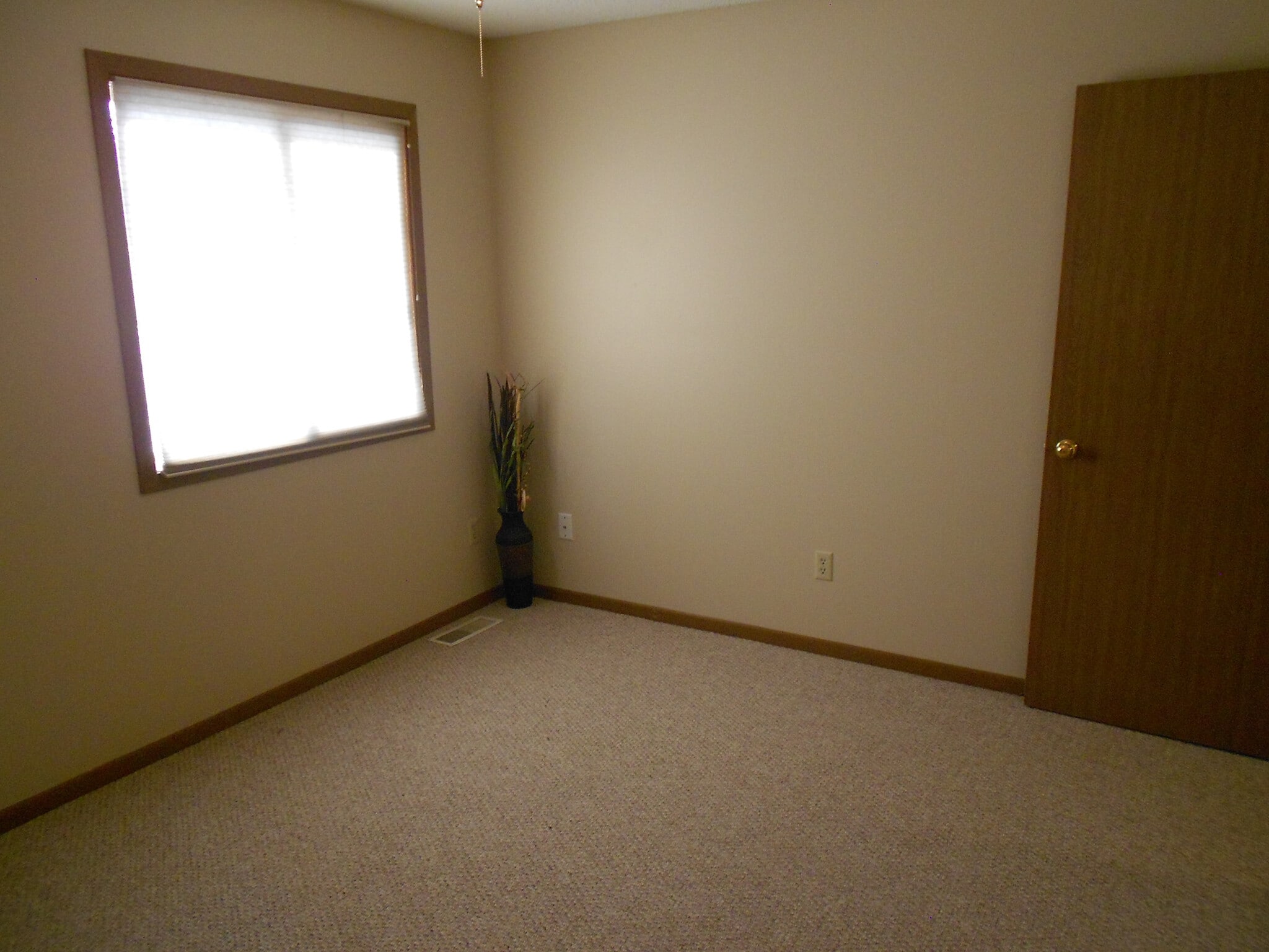 Building Photo - 420 6th Ave