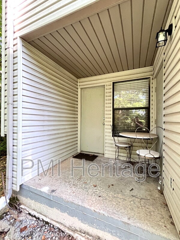 Building Photo - 1373 E Sequoyah Ct