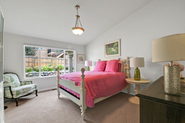 Building Photo - Beautiful "like new" home available for re...