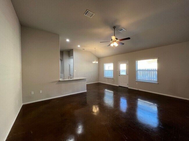 Building Photo - Beautiful Duplex in Seguin!