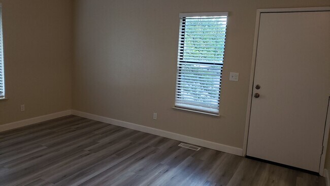 Building Photo - 1465 E Peckham Ln