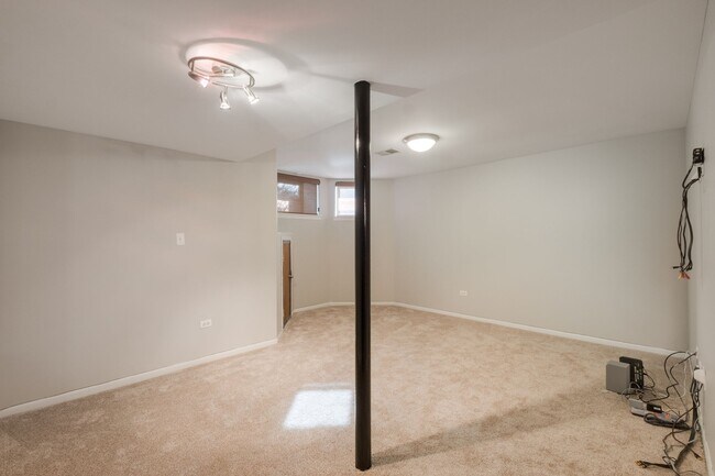 Building Photo - 4060 S Ellis Ave