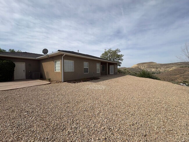 Building Photo - Beautiful 4 Bed 2.5 Bath in Laverkin