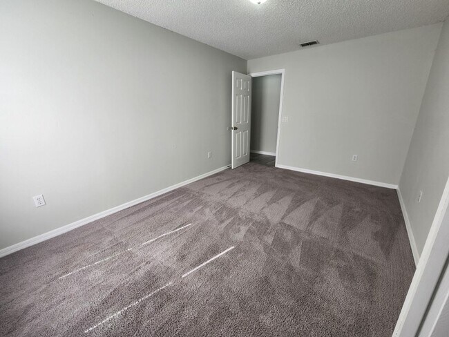 Building Photo - 4/2 Contemporary Style house