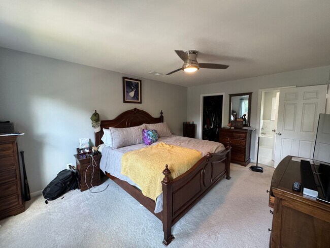 Building Photo - Gorgeous 5 Bed 3.5 Bath Single Family Home...