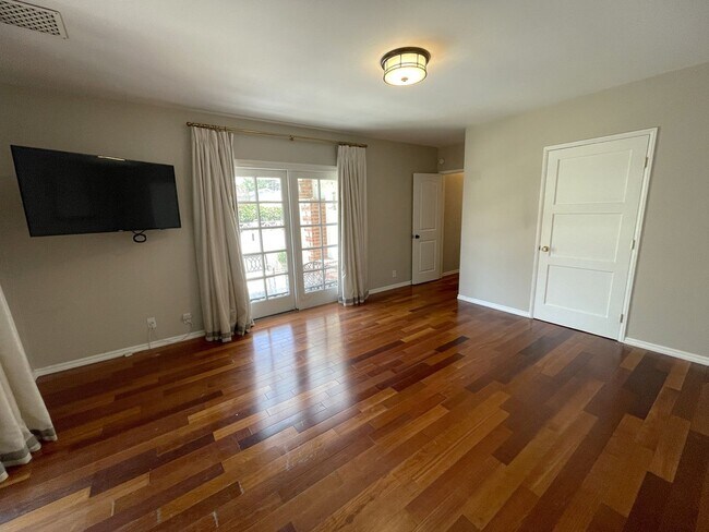 Building Photo - Luxurious Lake Balboa Home with Athletic A...