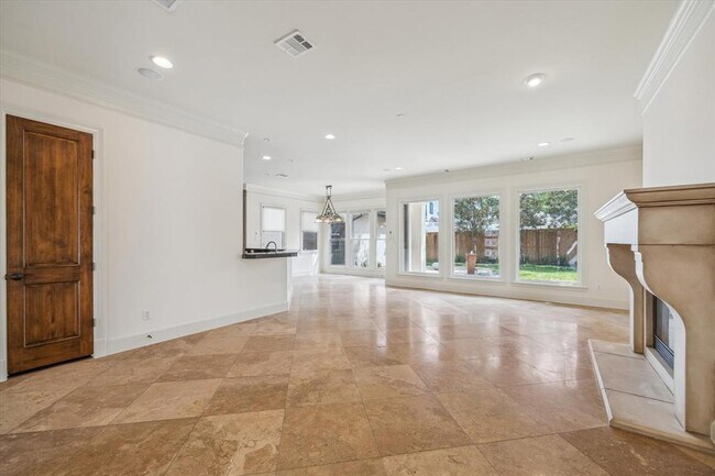 Building Photo - 6043 Rose St