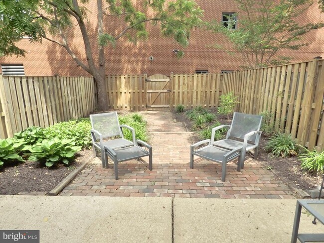 Building Photo - 416 Center St S