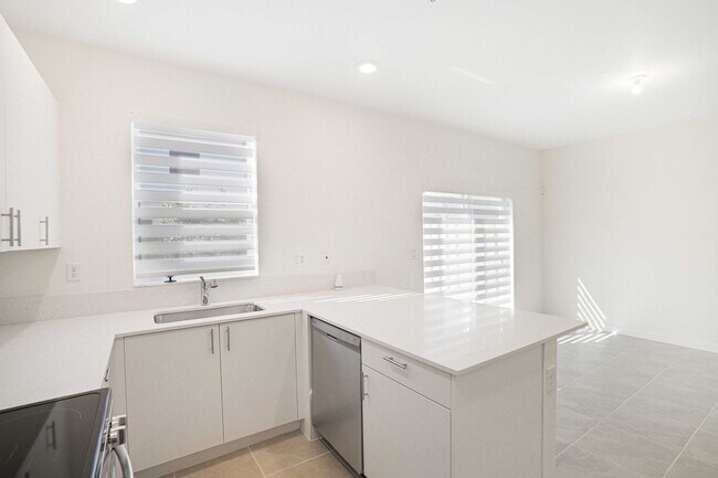 Building Photo - Brand new Townhome 3/2.5  Maximum 2 Cars