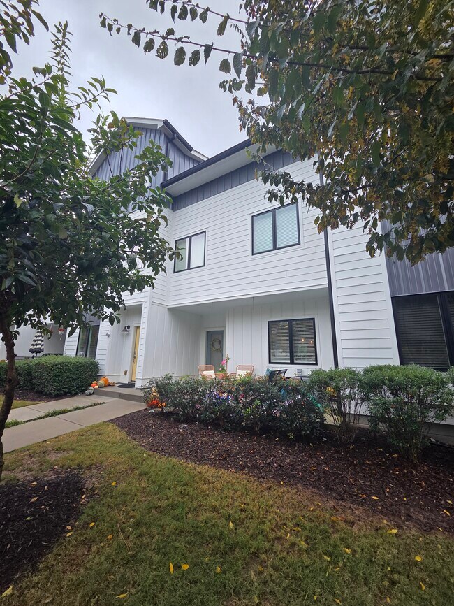 Building Photo - 3125 St Elmo Ave