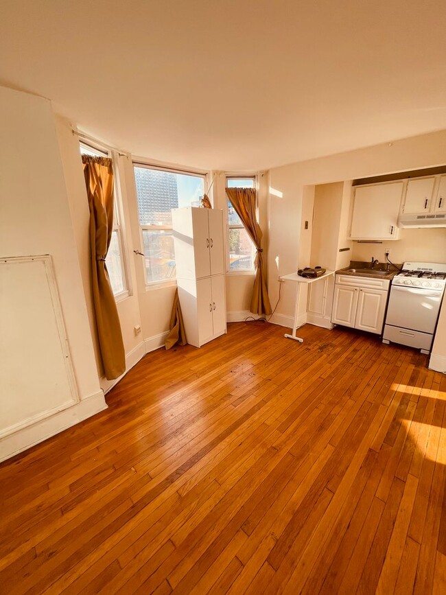 Building Photo - ONE BEDROOM RITTENHOUSE APARTMENT - FREE W...