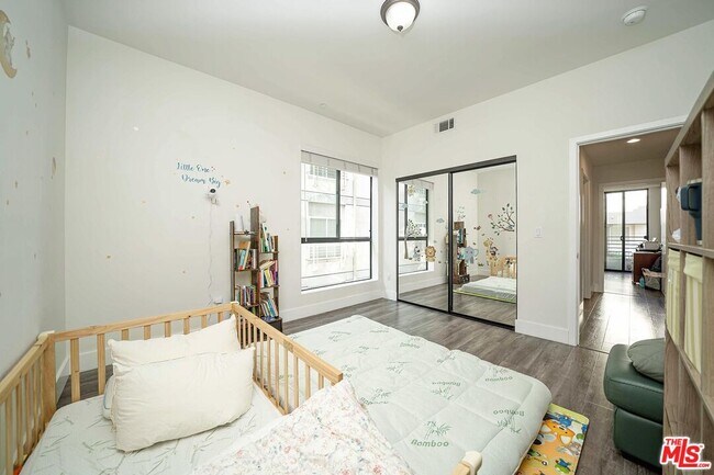 Building Photo - 1046 Serrano Ave