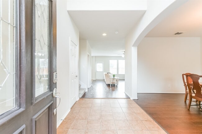 Building Photo - 5418 Lilac Grove Ln
