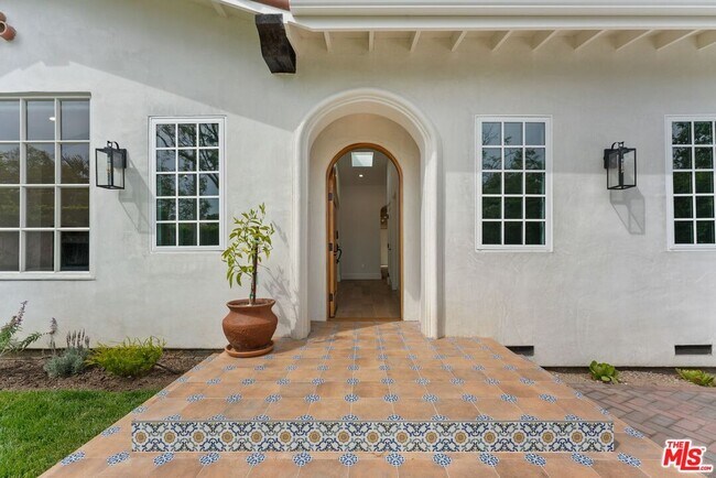 Building Photo - 9005 Rosewood Ave