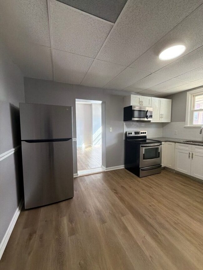 Building Photo - 3 bedrooms with parking