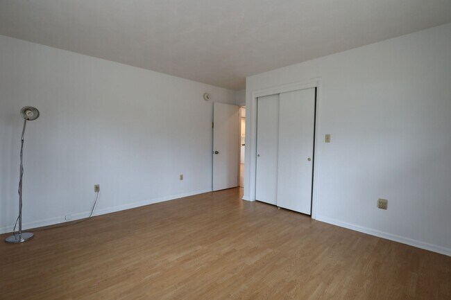 Building Photo - Charming 2-Bedroom Home with Spacious Yard & Sunroom – $1,600/Month