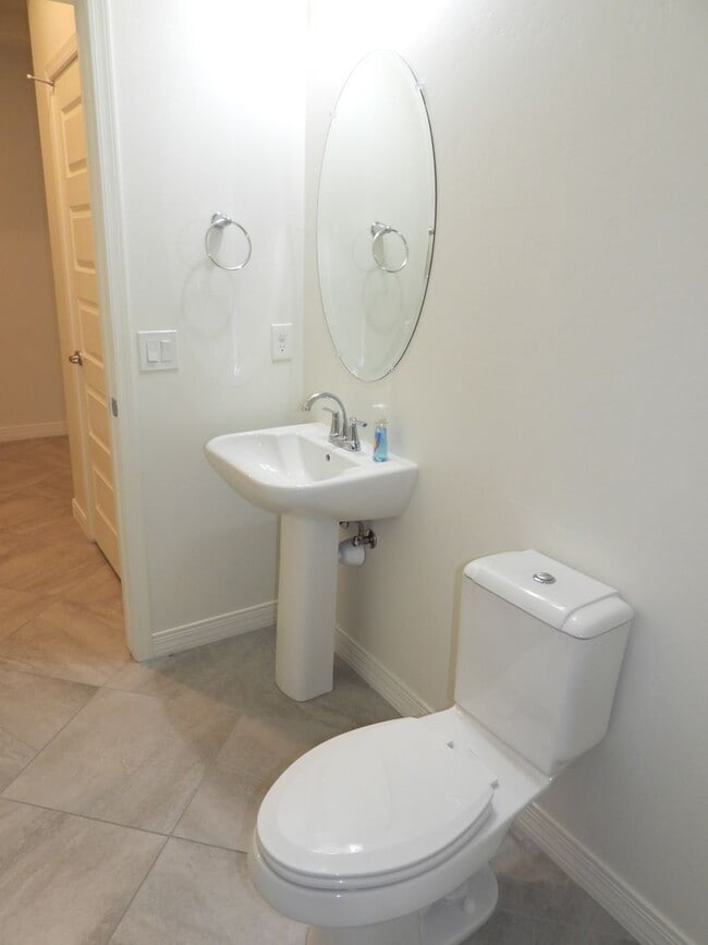 Building Photo - 4 Bedroom 2.5 Bathroom