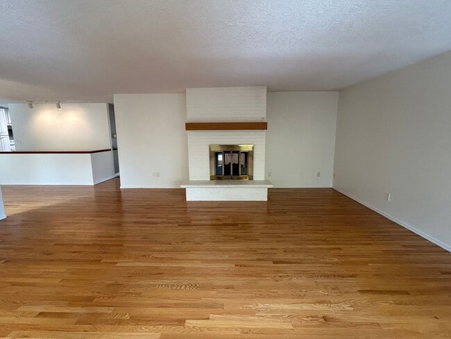 Building Photo - 4 Bedroom 2 bath Home on Quiet Street with...