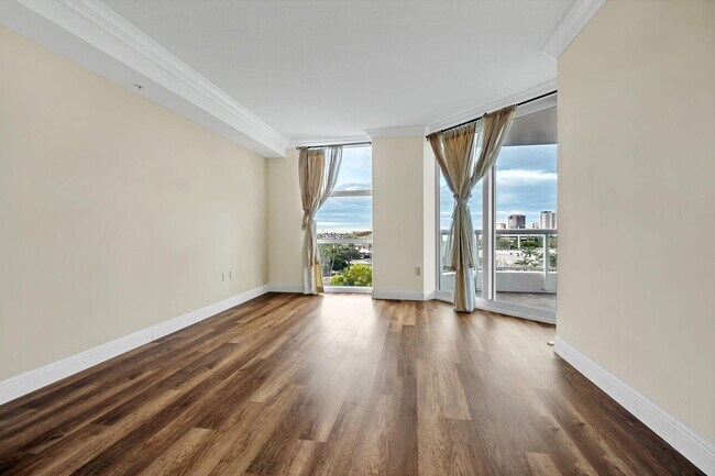 Building Photo - 401 SW 4th Ave