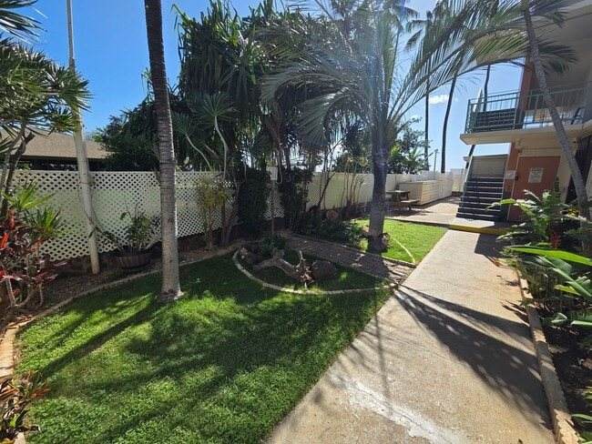 Building Photo - Ground floor Beach front Studio - Pokai Bay Beach Cabanas