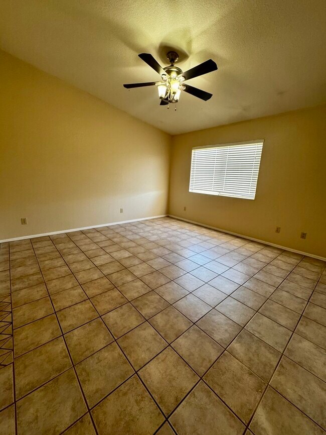 Building Photo - House For Rent
