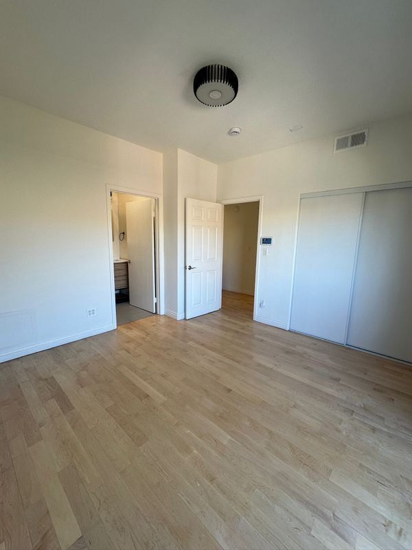 Building Photo - 15153 Burbank Blvd