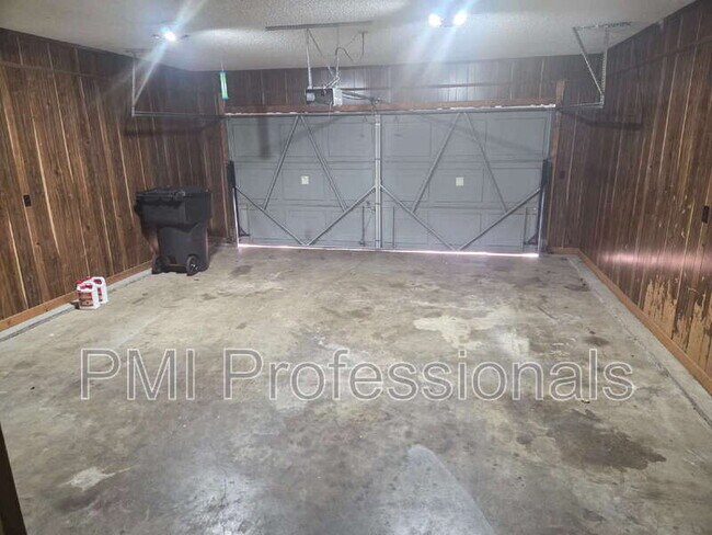 Building Photo - 2426 Bennington Dr